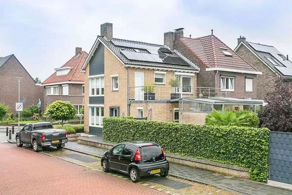 Centrum Brunssum Goed Afgewerkt Halvrijstaand Woonhuis Met Inpandige Garage Tuinkamer 3 Slaapkamers Dakterras Tuin Op Het Zuiden