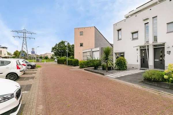 Moderne halfvrijstaande woning met diepe tuin in Goes-West