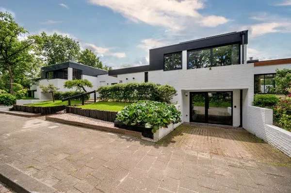 Luxe gerenoveerde split level bungalow in Venlo Oost met 3 slaapkamers en tuin