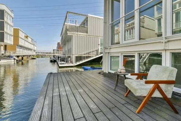 Unieke 2 onder 1 kap watervilla op IJburg met dakterras en ponton