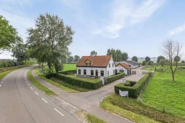 Unieke Woonboerderij te Koop in IJzendijke met Ruim Perceel en Mogelijkheden voor Paardenliefhebbers