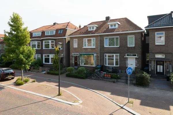 Ruime 2 1 kapwoning met karakter in centrum nabij alle voorzieningen