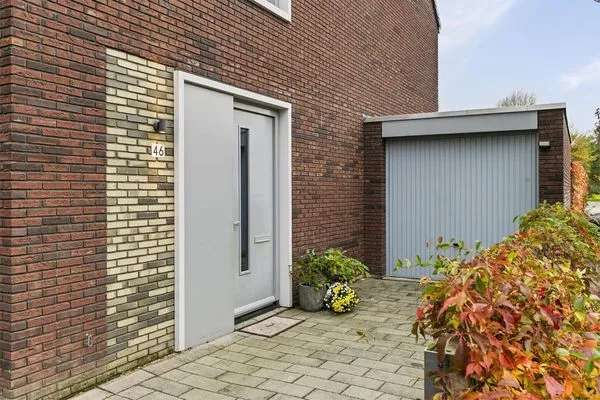 HALF VRIJSTAAND 173 M2 LUXE GEZINSWONING INSTAPKLAAR