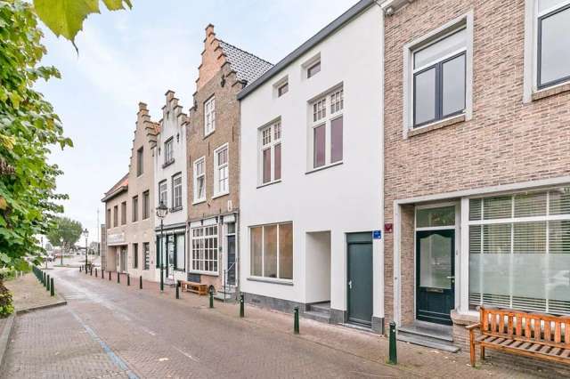 Prachtig Gerenoveerde Woning in Sas van Gent met Fenomenaal Uitzicht