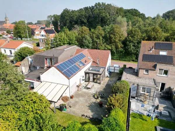 Charmante hoekwoning met royale tuin en garage in Aardenburg