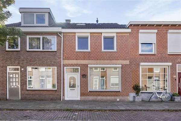 Ruime Woning in Tilburg Met Moderne Woonkeuken en Tuin