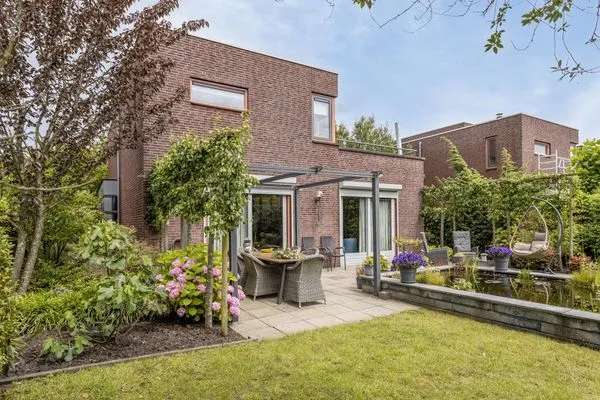 Modern Vrijstaand Woonhuis Met Heerlijke Tuin In Over De Dijk