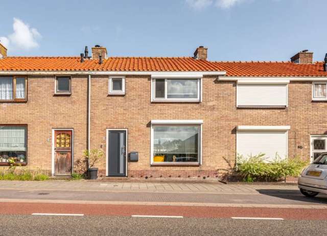 Volledig Instapklare Tussenwoning met Diepe Zonnige Tuin nabij Oost-Souburg