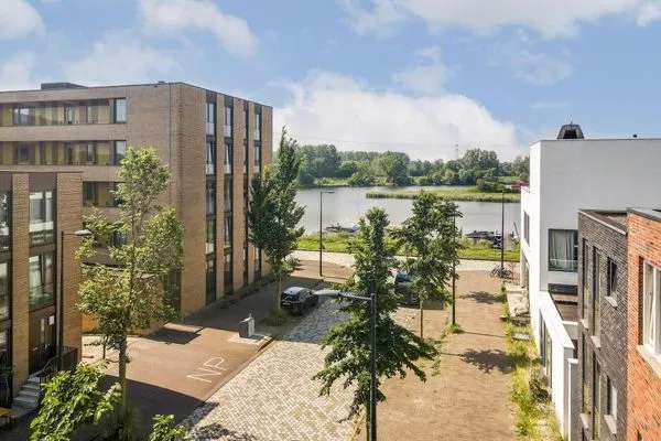 Luxe Herenhuis met 6 Slaapkamers, 3 Badkamers & Zonnepanelen op IJburg