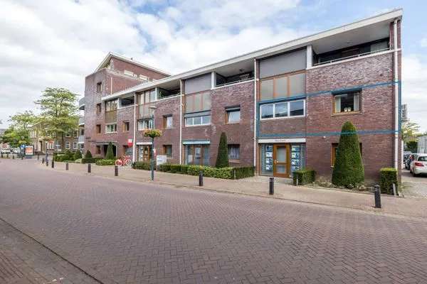 Ruim Appartement met Loggia, 2 Slaapkamers en Garage in Centrum Munstergeleen