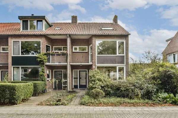 Gezinswoning met garage en uitbreidingsmogelijkheden in Amstelveen