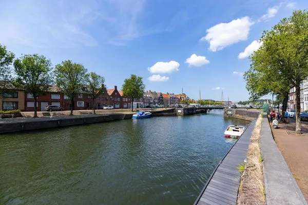 Ruime woning in vesting Hellevoetsluis - geschikt voor B&B of winkel aan huis