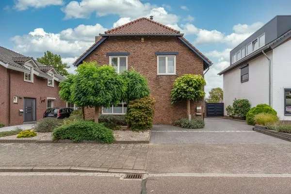 Vrijstaand Landhuis met Kantoorruimte, Garage en Zwembad