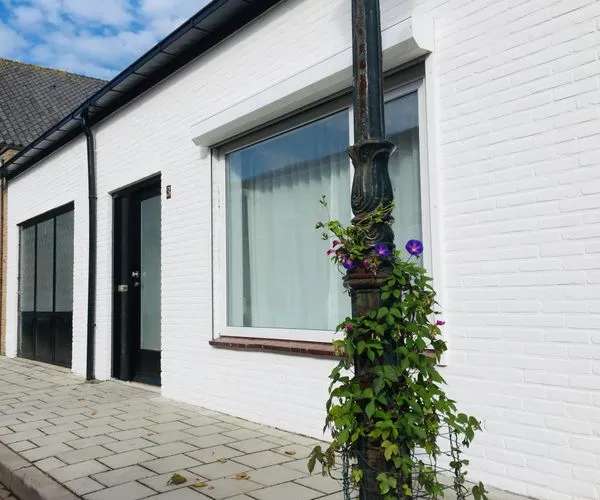 Tussenwoning met garage en tuin in Biervliet