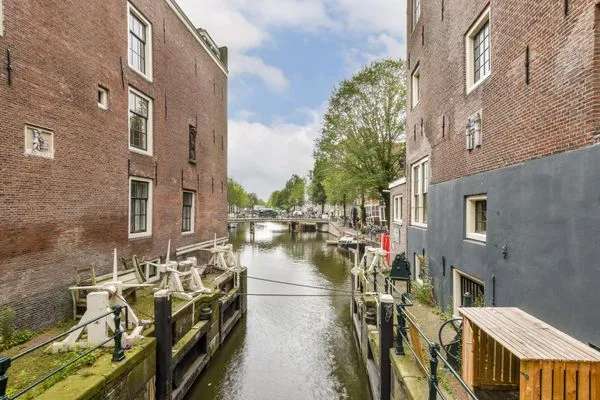 Uniek appartement in historisch pakhuis op eigen grond in Amsterdam Centrum