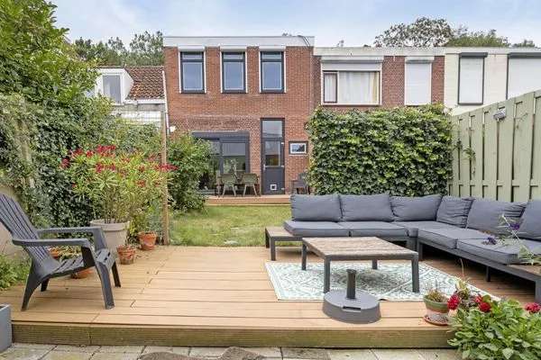 Moderne woning in Bergen op Zoom met ruime tuin en garagebox