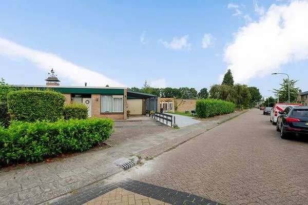 Ruime bungalow met 3 slaapkamers en tuin in buitenwijk